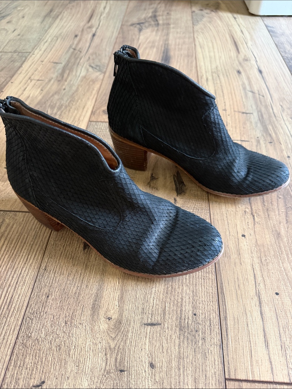 Miz Mooz Nomad Black Textured Leather Ankle Booties wooden heel GUC - Size 6.5